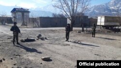 Тәжікстанмен шекара маңындағы жанжал болған жерді бақылап тұрған қырғыз әскерилері. Баткен облысы, 15 наурыз 2019 жыл.