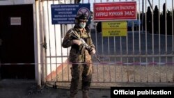 Карантин ҳудудини қўриқлаётган аскар. Шимоли-ғарбий ҳарбий округ матбуот хизмати фотосурати.