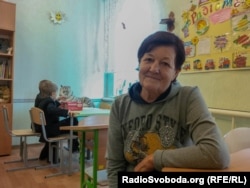 Нина Федоровна ежедневно тратит четыре часа, чтобы отвести детей в школу и забрать их оттуда