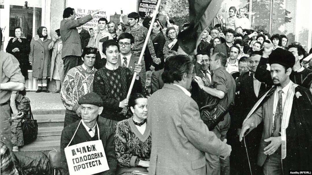 1990нчы еллар. Азатлык мәйданы. Ачлык тоту чарасы. Габделхәмит хәзрәт Зиннәтуллин (уңда) ТИҮ рәисе Марат Мөлековны сәламли.