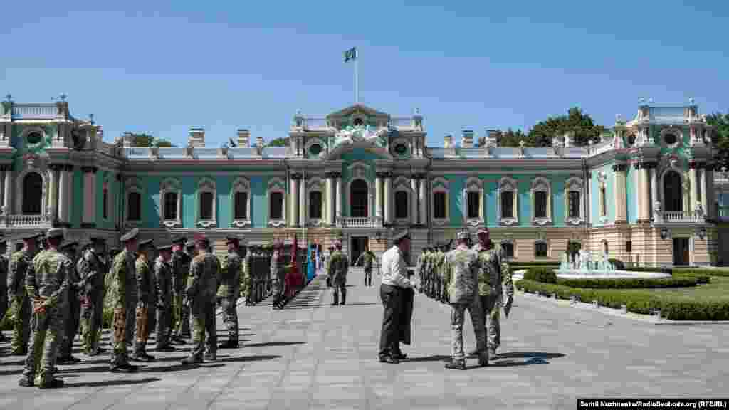 Зокрема, Зеленський братиме участь у церемонії представлення командувачів видами Збройних сил України та в церемонії підняття державного прапора України