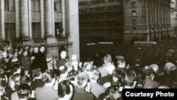 Nicolae Ceauşescu, Ion Gh. Maurer, P. Niculescu-Mizil şi ceilalţi membri ai CC. al PCR, la adunarea populaţiei din Capitală, protestând împotriva evenimentelor din Cehoslovacia.(21 august 1968) Sursa: Fototeca online a comunismului românesc; cota:176/1968