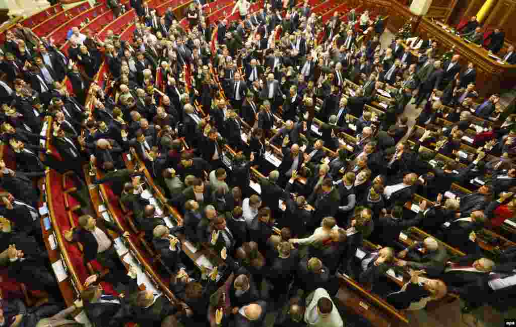 2014 елның 16 гыйнварында Украина парламенты протест чараларын тыю кануннарын раслап тавыш бирә. Бу кануннар протест чараларын тагын да көчәйтеп кенә җибәрде.