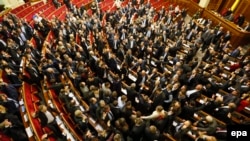 Голосування у парламенті України шляхом підняття рук, Київ, 16 січня 2014 року