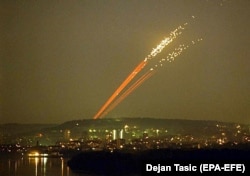 Sulmet ajrore të NATO-s mbi caqet e ushtrisë serbe. Beograd, 27 maj, 1999.