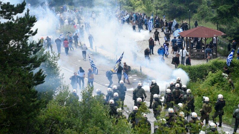 Со солзавец спречени демонстрантите да влезат во Псарадес