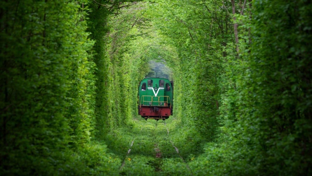 Discover the tunnel of love in Ukraine - Discover the World