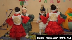 Девочки из мини-центра в поселке Шанырак танцуют казахский танец. Алматы, 14 февраля 2013 года. 
