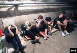 O familie se ascunde în pivniță în timpul bombardamentelor din Horlivka.