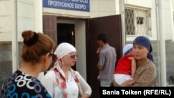Жены осужденных девяти жителей Атырау по обвинению в организации преступной группировки. Атырау, 13 августа 2012 года.