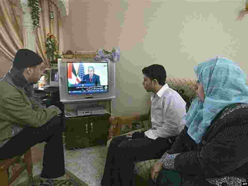 RAFAH : A Palestinian family watches 10 January 2008, in the southern Gaza Strip town of Rafah, a live broadcast from the West Bank city of Ramallah of a press conference of US President George Bush