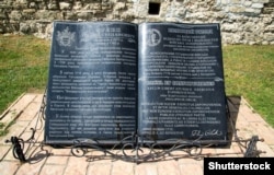 Пам'ятний знак на честь 300-річчя першої Конституції України Пилипа Орлика, встановлений у 2010 році на території воєнно-історичного меморіального комплексу «Бендерська фортеця» в місті Бендери (Молдова, Придністров’я)
