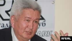 Қырғызстанның бұрынғы премьер-министрі, «Ар-Намыс» партиясының жетекшісі Феликс Құлов Алматыдағы «АйтПарк» пікірталас клубында. 17 сәуір 2010 жыл.