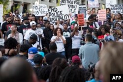 تظاهرات اولیه مسالمت‌آمیز بوده اما کشته شدن دومین سیاه‌پوست در روزهای اخیر بر تنش‌ها افزوده است