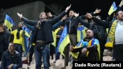 Вболівальники Збірної України з футболу перед матчем з командою Боснії та Герцеговини, 16 листопада 2021 року