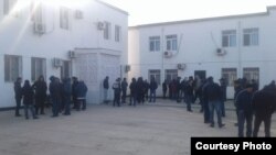 «М-Техсервис» мекемесінің жұмысшылары компаниняың Ақтаудағы кеңсесі алдында тұр. 5 қаңтар 2020 жыл.