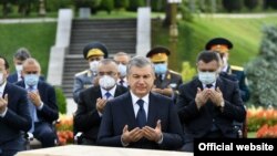 Өзбекстан басшысы Шавкат Мирзияев қуғын-сүргін құрбандарын еске алу шарасы кезінде. 