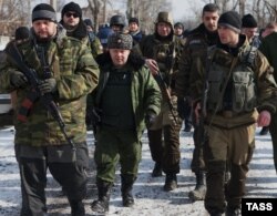 Один із ватажків угруповання «ДНР» Михайло Толстих («Гіві»), другий справа у глибині кадру, окупований Донецьк, 16 лютого 2015 року