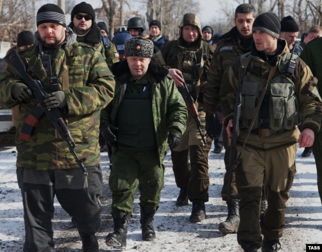Один із ватажків угруповання «ДНР» Михайло Толстих («Гіві»), другий справа у глибині кадру, окупований Донецьк, 16 лютого 2015 року