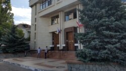 Дом №1 по улице Михаила Дзигунского сейчас занимает отделение банка «Россия»