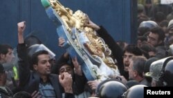 Тегеран: протестующие срывают герб с британского посольства