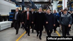Президенты Узбекистана и Кыргызстана Шавкат Мирзияев и Алмазбек Атамбаев на предприятии по производству автомобильной техники «Man Auto-Uzbekistan», декабрь 2016 года.