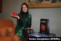 Участница «Инвест-байги» Айгуль Жансерикова и ее войлочные изделия. Алматы, 20 ноября 2013 года.