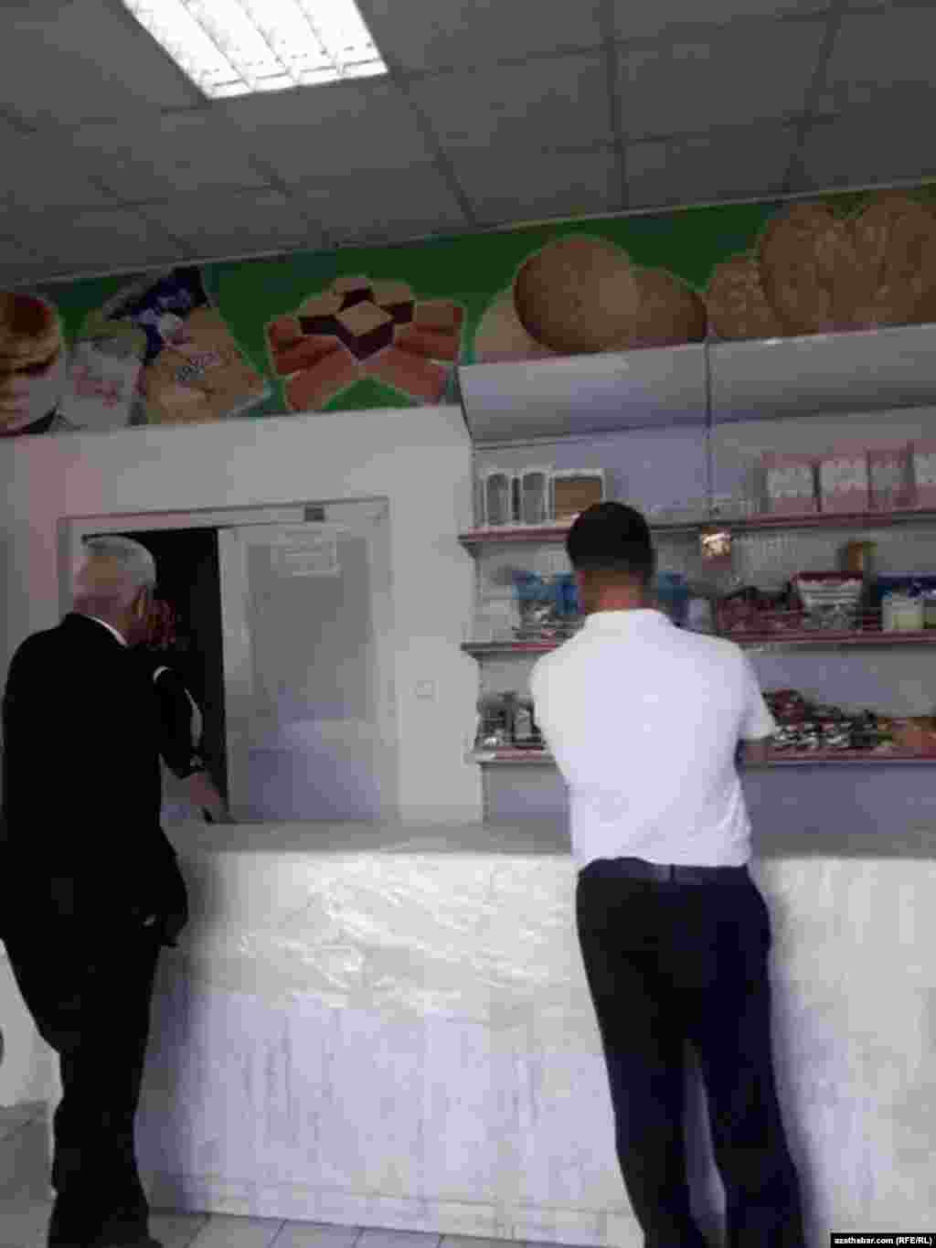 Прилавок продуктового магазина в столице Туркменистана 