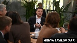 Президент Украины Владимир Зеленский во время разговора с журналистами. Киев. 10 октября 2019 года.