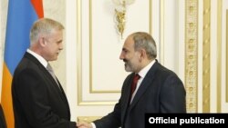 Генеральный секретарь ОДКБ Станислав Зась (слева) и премьер-министр Армении Никол Пашинян