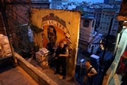 Полицейский UPP патрулирует одну из фавел Рио-де-Жанейро