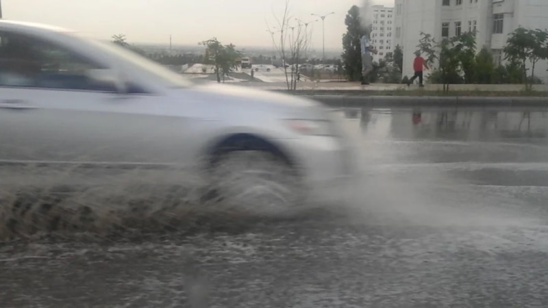 Aşgabatda uly buz bölekleri, Ahalda we Maryda güýçli ýagyş ýagdy, ekinlere zyýan ýetdi