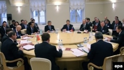 2009-жылдын декабрында Евразия Бажы биримдигинин жыйынын ошондогу орус премьер-министри Владимир Путин (оңдон үчүнчү) өткөрүүдө