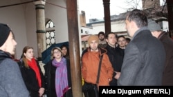 Abdulgafar Velić (drugi s desna) pokazao mladima Gazi Husrev-begovu džamiju i njen harem