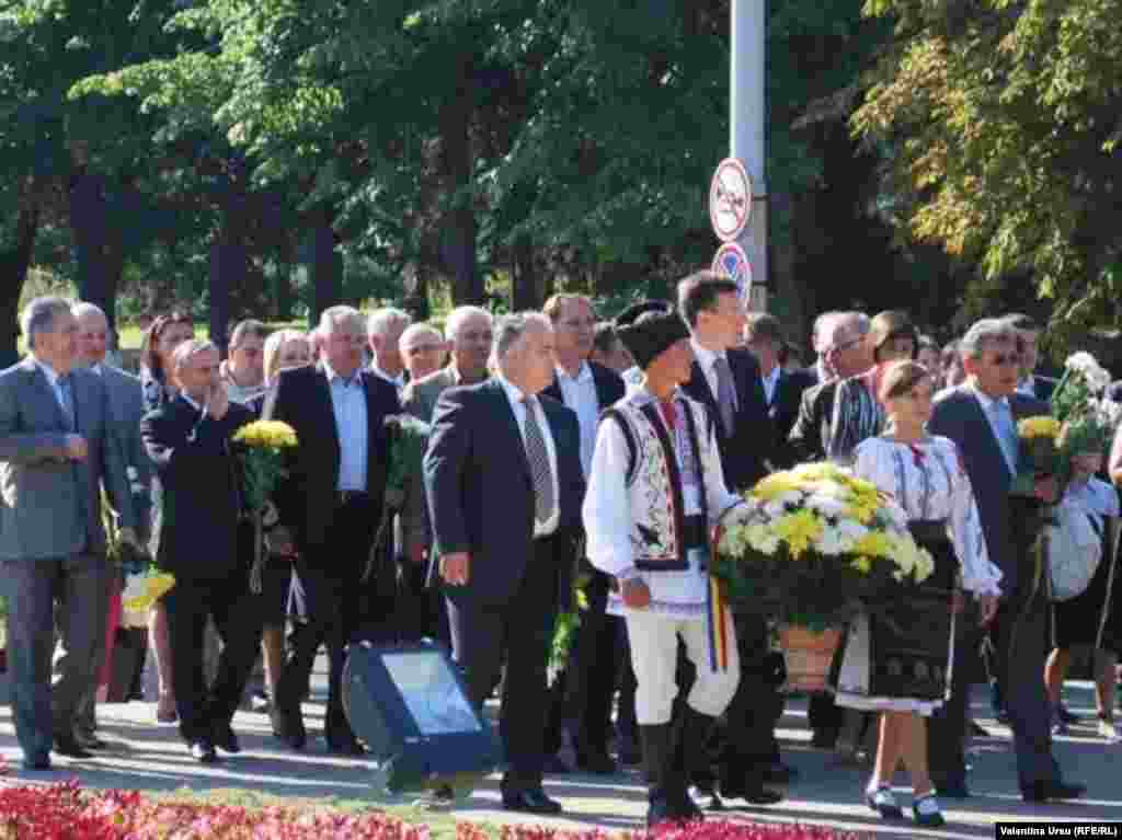 In urma lor celor doi, delegaţiile oficiale