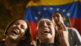 Оппозиция в Венесуэле празднует побеу на улицах Каракаса 7 декабря 2015 года. 