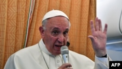 Папа Франциск отвечает на вопросы журналистов на борту самолета, на пути из Еревана в Рим, 26 июня 2016 г.