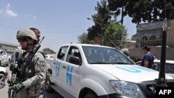 Američki vojnik stražari ispred vozila UN-a u Avganistanu, Kabul 29. jun 2010. 