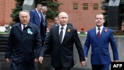 Ռուսաստանի նախագահ Վլադիմիր Պուտինը, վարչապետ Դմիտրի Մեդվեդևը և Ղազախստանի առաջին նախագահ Նուրսուլթան Նազարբաևը Կարմիր հրապարակում, Մոսկվա, 9-ը մայիսի, 2019թ.
