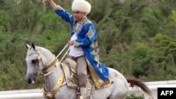 Гурбангулы Бердымухамедов, президент Туркменистана верхом на лошади.