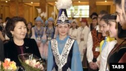 Сара Назарбаева (слева) на церемонии в Алматы. 29 апреля 2004 года. 