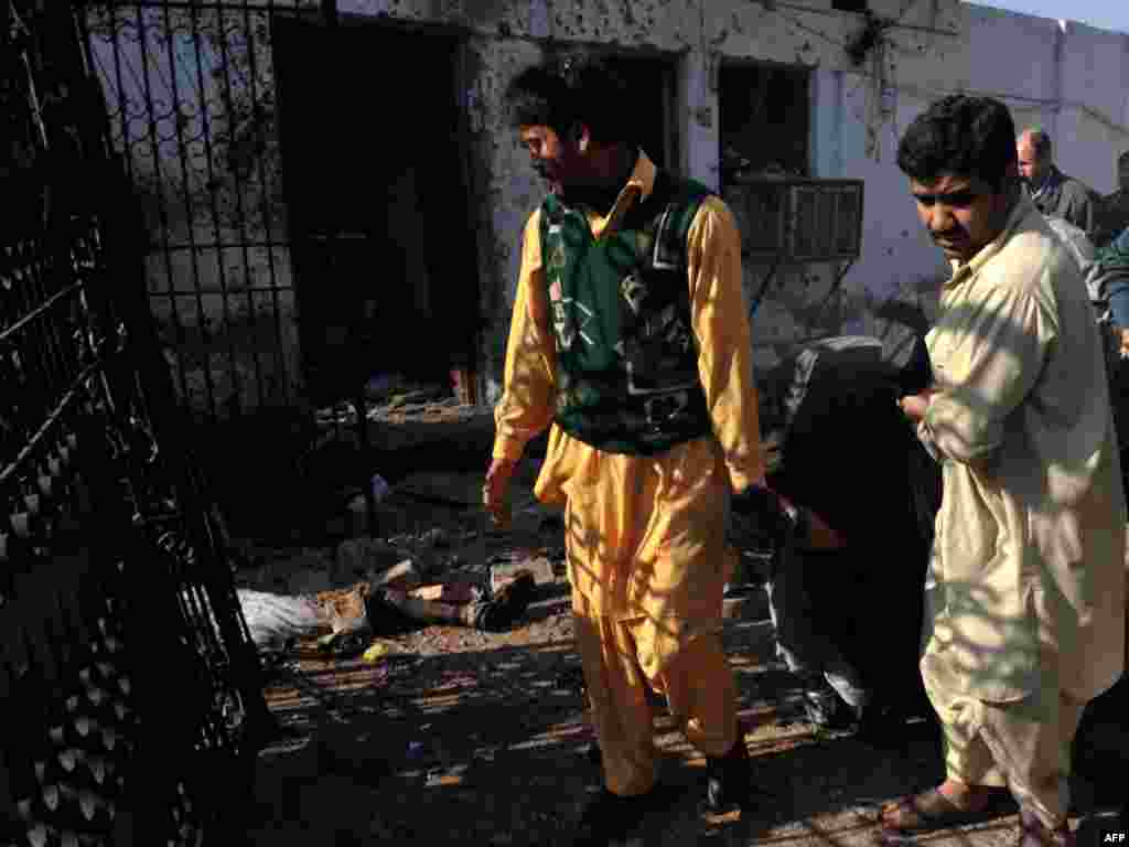 Пакістанскія журналісты нясуць параненага калегу пасьля выбуху ў прэс-клюбе ў Пэшавары - Фота: AFP