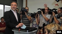 Поранешниот лидер на СДСМ, Бранко Црвенковски, гласа на изборите во 2011 