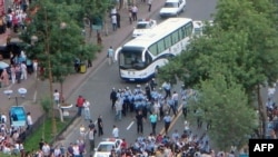  صحنه‌ای از برخورد پليس با تظاهرکنندگان در شهر اورومچی، چين يکشنبه ۱۵ تير ۱۳۸۸ 