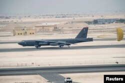 Një bombardues i Forcave Ajrore të SHBA-së, B-52 Stratofortress nga baza e forcave ajrore Barksdale, Luiziana, zbret në bazën ajrore Al Udeid, Katar, 9 prill 2016.