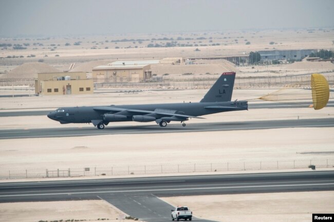 Një bombardues i Forcave Ajrore të SHBA-së, B-52 Stratofortress nga baza e forcave ajrore Barksdale, Luiziana, zbret në bazën ajrore Al Udeid, Katar, 9 prill 2016.