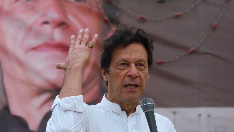 تحریک عدم اعتماد: وزیراعظم عمران خان د اېم کیو اېم له مشرانو سره لیدلي