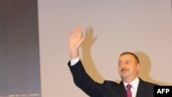 «Həzərat, soruşmaq ayıb olmasın, İlham Əliyevə alternativ yoxdur, yoxsa alternativ olmaq imkanı?»