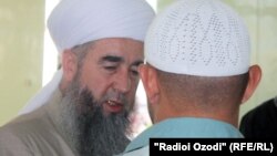 Нуриддин Тӯраҷонзода, маъруф ба Эшони Нуриддин (аз тарафи чап)