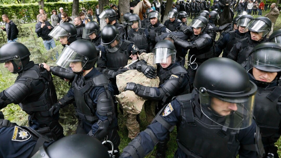 Результат пошуку зображень за запитом "У Києві почалися сутички на заходах до 9 травня"